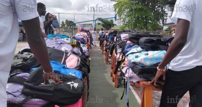 Port-Gentil : 800 kits scolaires distribués gracieusement aux élèves des 4 arrondissements