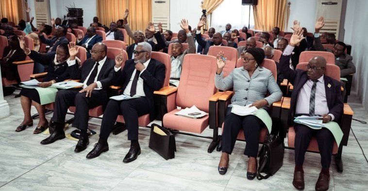 Gabon&nbsp;: Le Sénat dégraisse de 875 milliards le budget 2026 porté par Henri-Claude Oyima