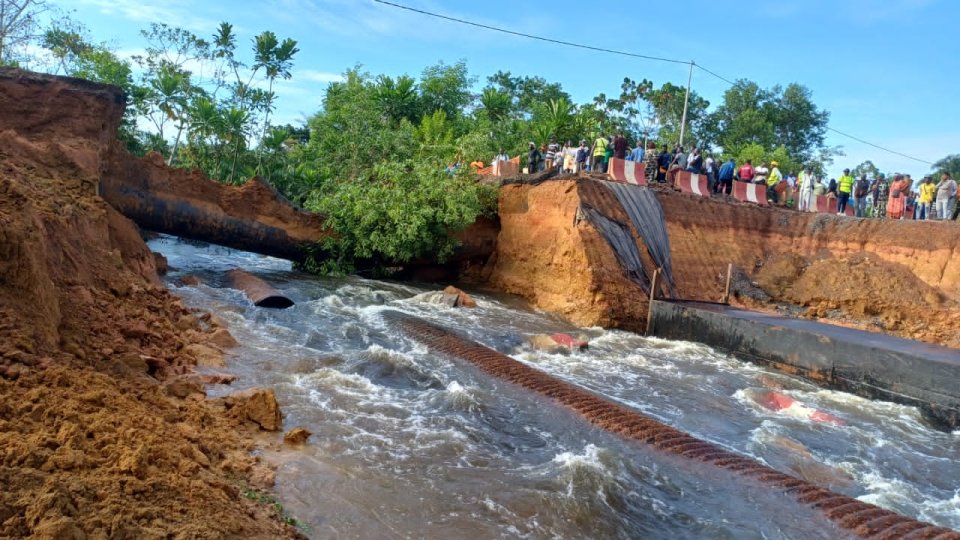 La route nationale gabonaise coupée en deux à 30 kilomètres de Libreville